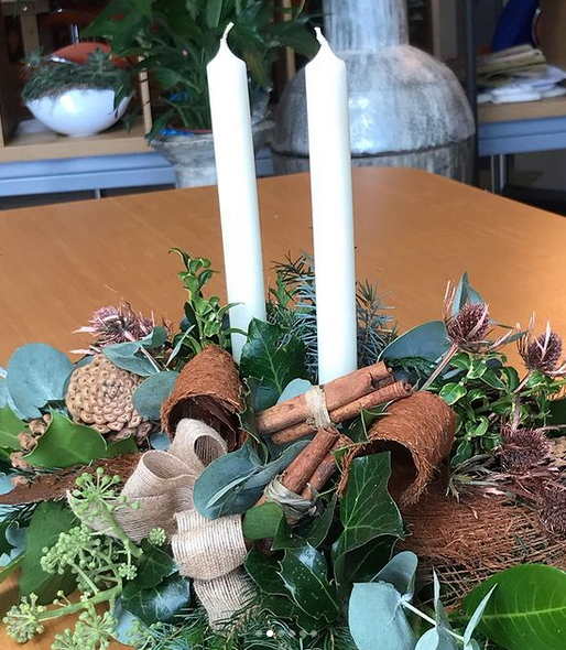 floral christmas candle table arrangement